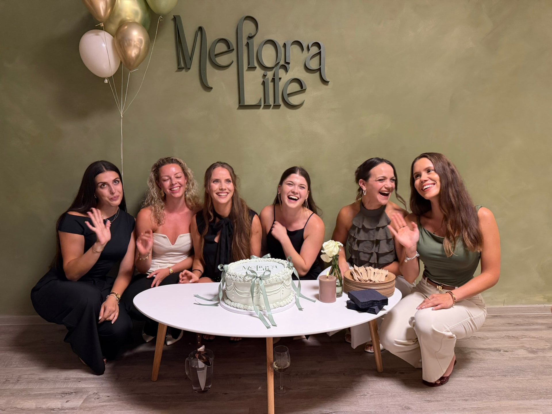 Ekipa Meliora Life ob praznovanju v studiu