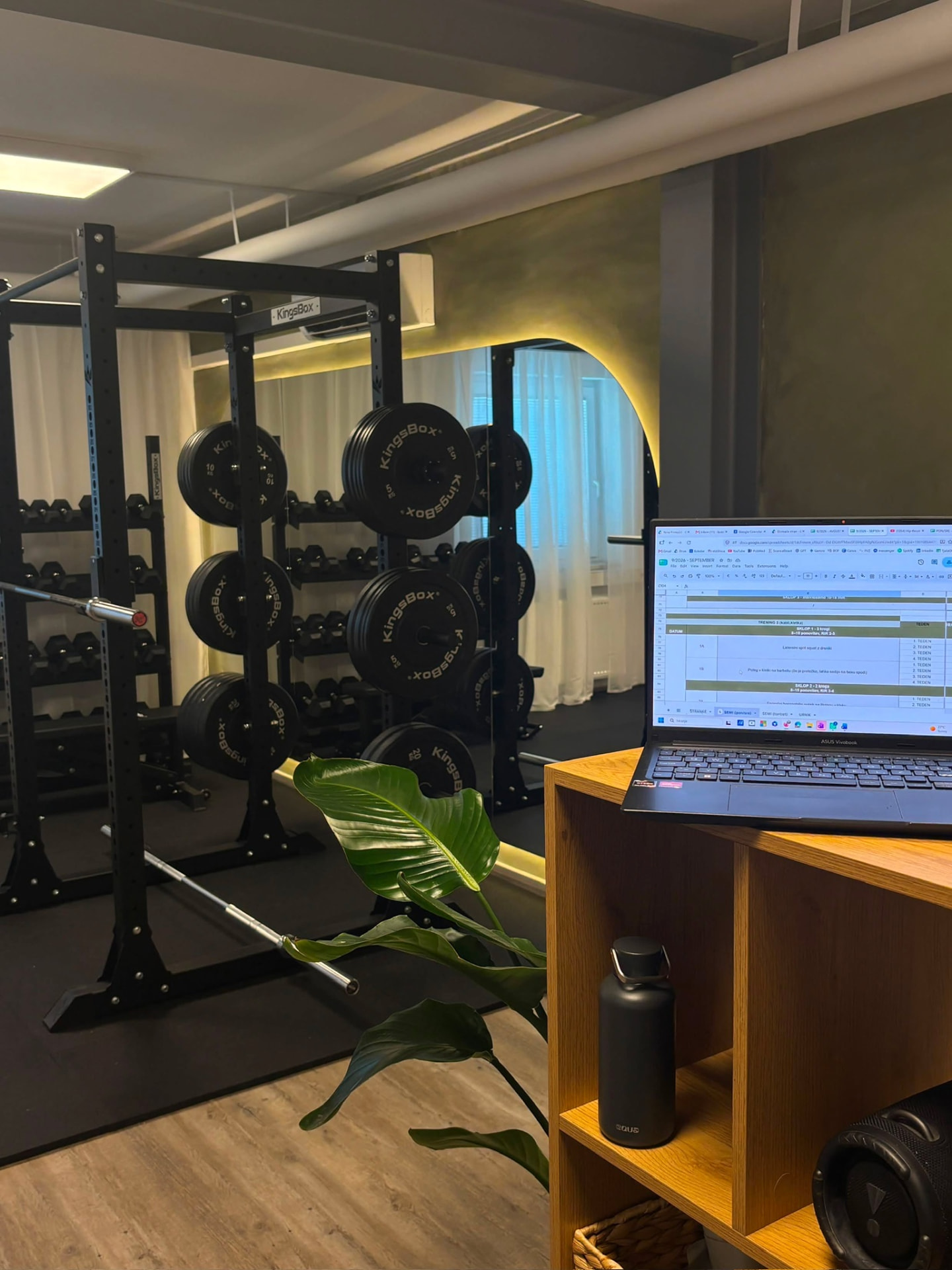 Trening prostor studia Meliora Life z ogledalom in zelenim poudarkom